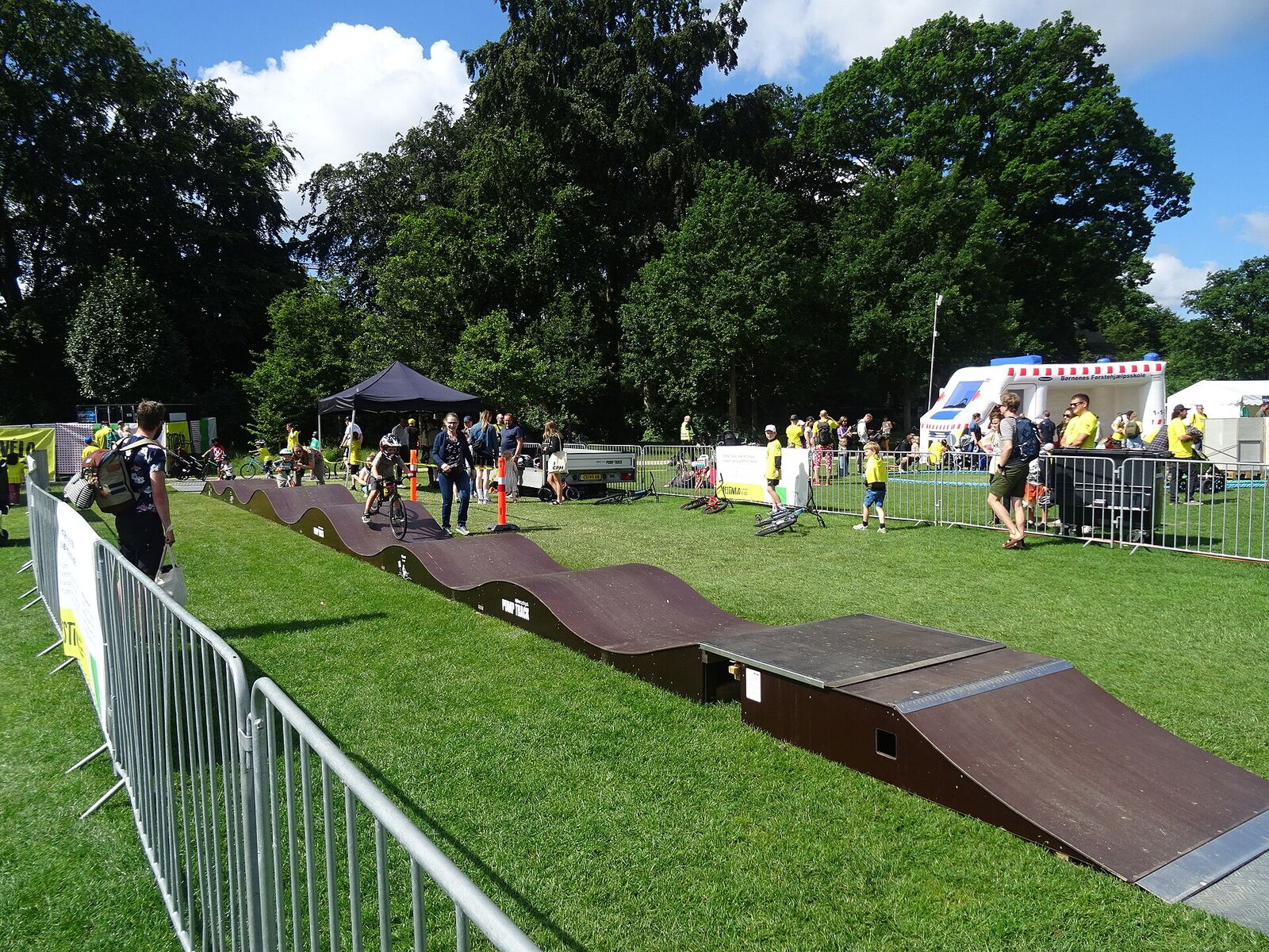 Des enfants à vélo sur un petit pumptrack en bois lors d'une fête du vélo à Copenhague