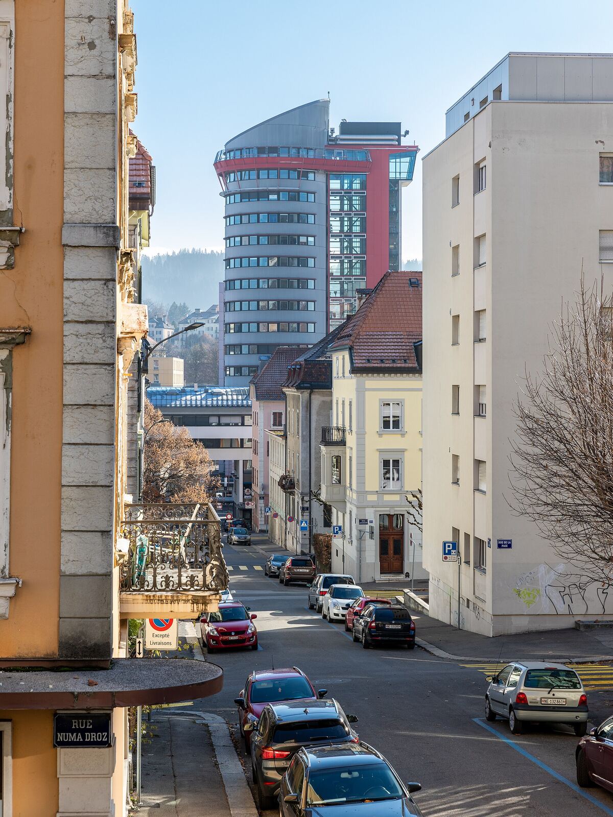 La rue du Collège-Industriel à La Chaux-de-Fonds, avec la tour Espacité au fond
